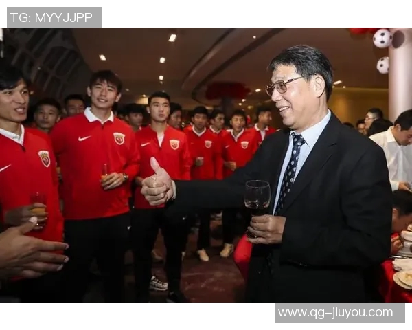 吕文君分享夺冠喜悦与恩师徐根宝合影重温崇明足球情怀