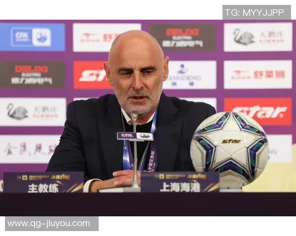 海港队在主教练穆斯卡特的带领下全力备战重返赛场迎接新挑战 海港队在主教练穆斯卡特的带领下全力备战重返赛场迎接新挑战