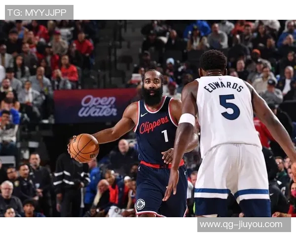 兰德尔全场狂砍32分10篮板6助攻带领球队大胜对手展现统治力 兰德尔全场狂砍32分10篮板6助攻带领球队大胜对手展现统治力