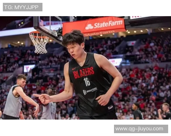 杨瀚森的发型之争：剃掉锅盖头选择寸头或光头更显魅力